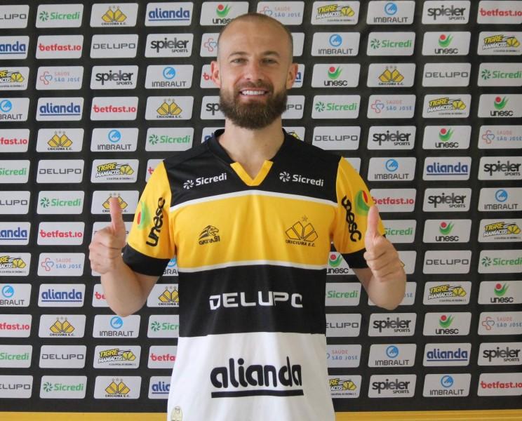 Lateral-esquerdo Marcelo Hermes é apresentado pelo Tigre