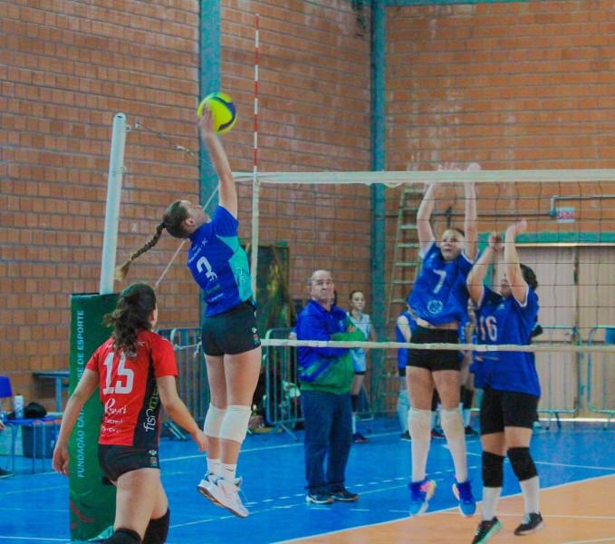 Vôlei de Forquilhinha disputa etapa estadual da Olesc em Florianópolis