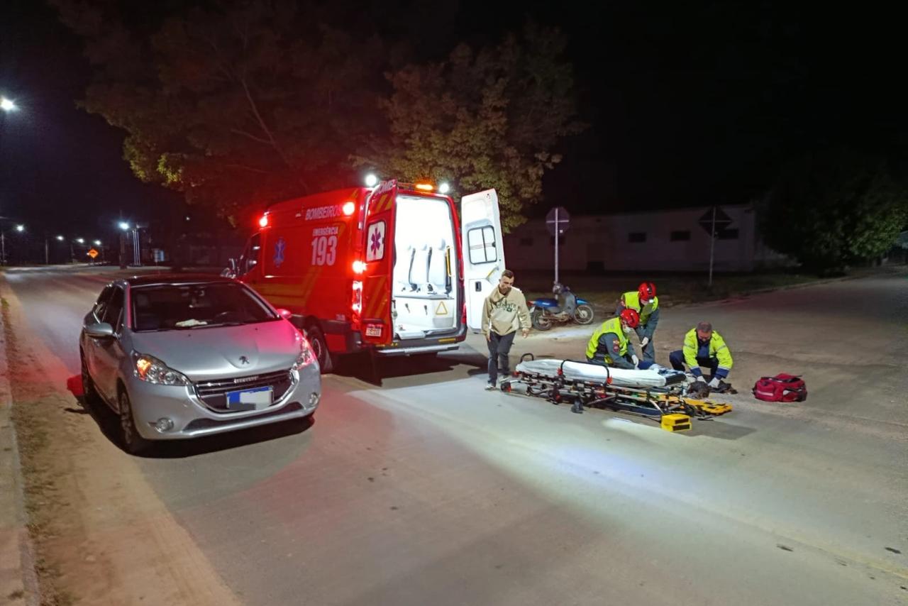 Mulher fica ferida após colisão entre automóvel e motocicleta