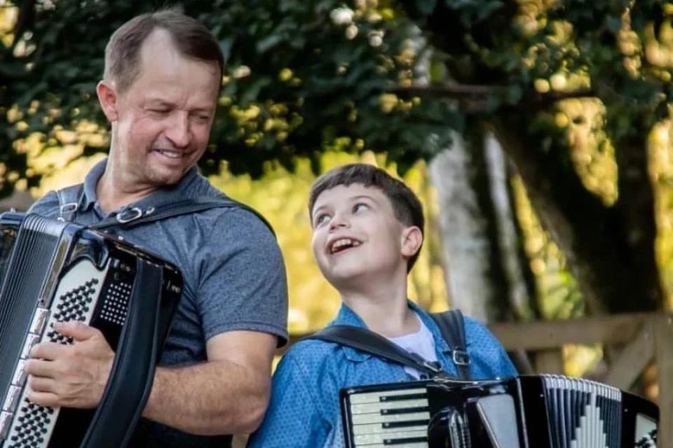 Quando a música une gerações: professor compartilha legado com filhos no Sul de Santa Catarina