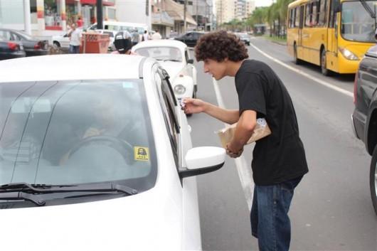 Voluntários da Casa do Guido promovem pedágio solidário em nove cruzamentos de Criciúma
