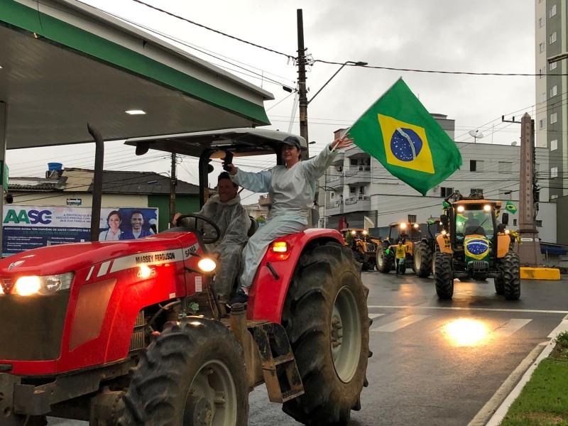 Manifestantes fazem ato a favor de Jair Bolsonaro em Orleans 