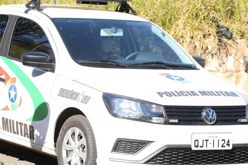 Mulher posta foto com armas em rede social e acaba detida em Lauro Müller  