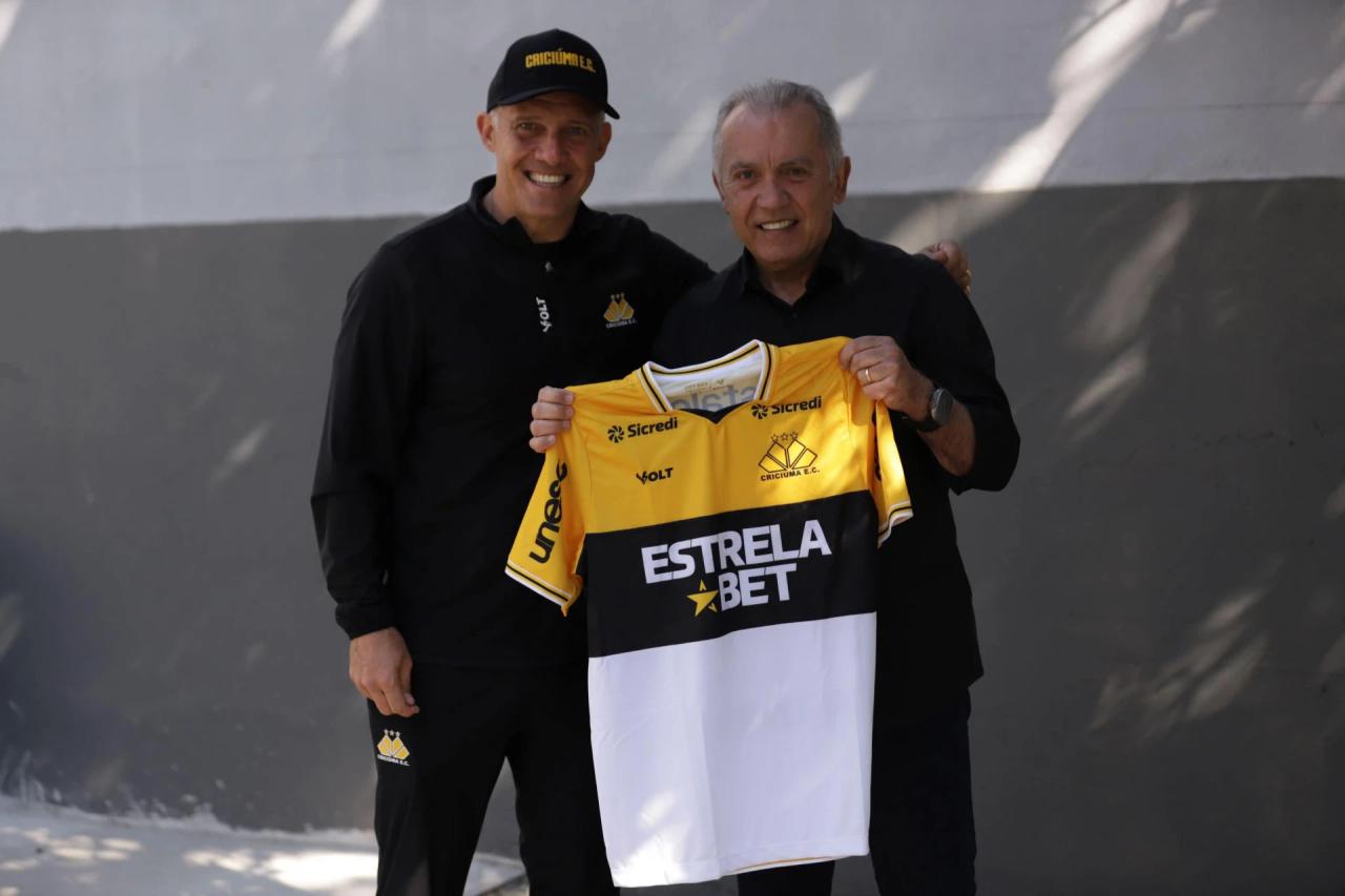 Vídeo: Nelsinho Baptista visita treino do Tigre e recebe camisa carvoeira
