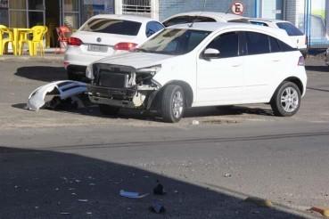 Pai e filha ficam feridos em colisão entre moto e carro