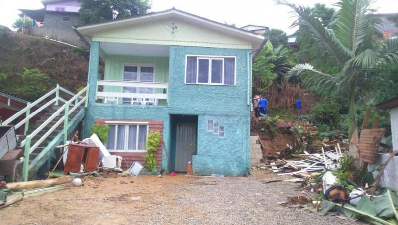 Cinco casas são interditadas após deslizamento de terra