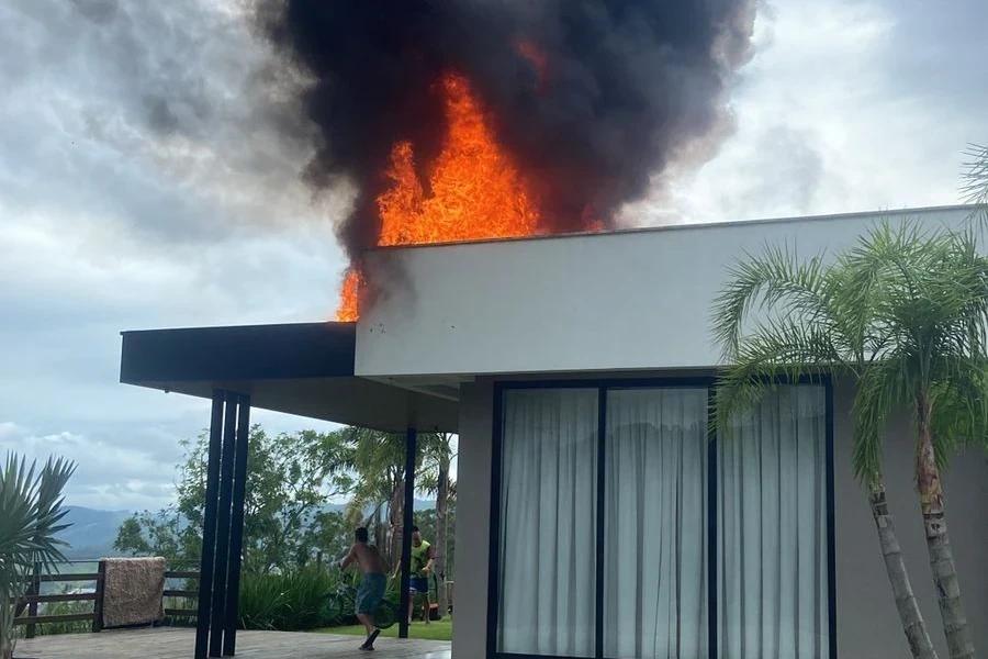 Explosão em motor de ar-condicionado ocasiona incêndio em residência