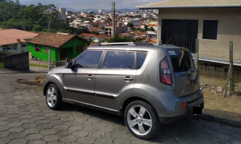 Policial militar de folga localiza veículo roubado