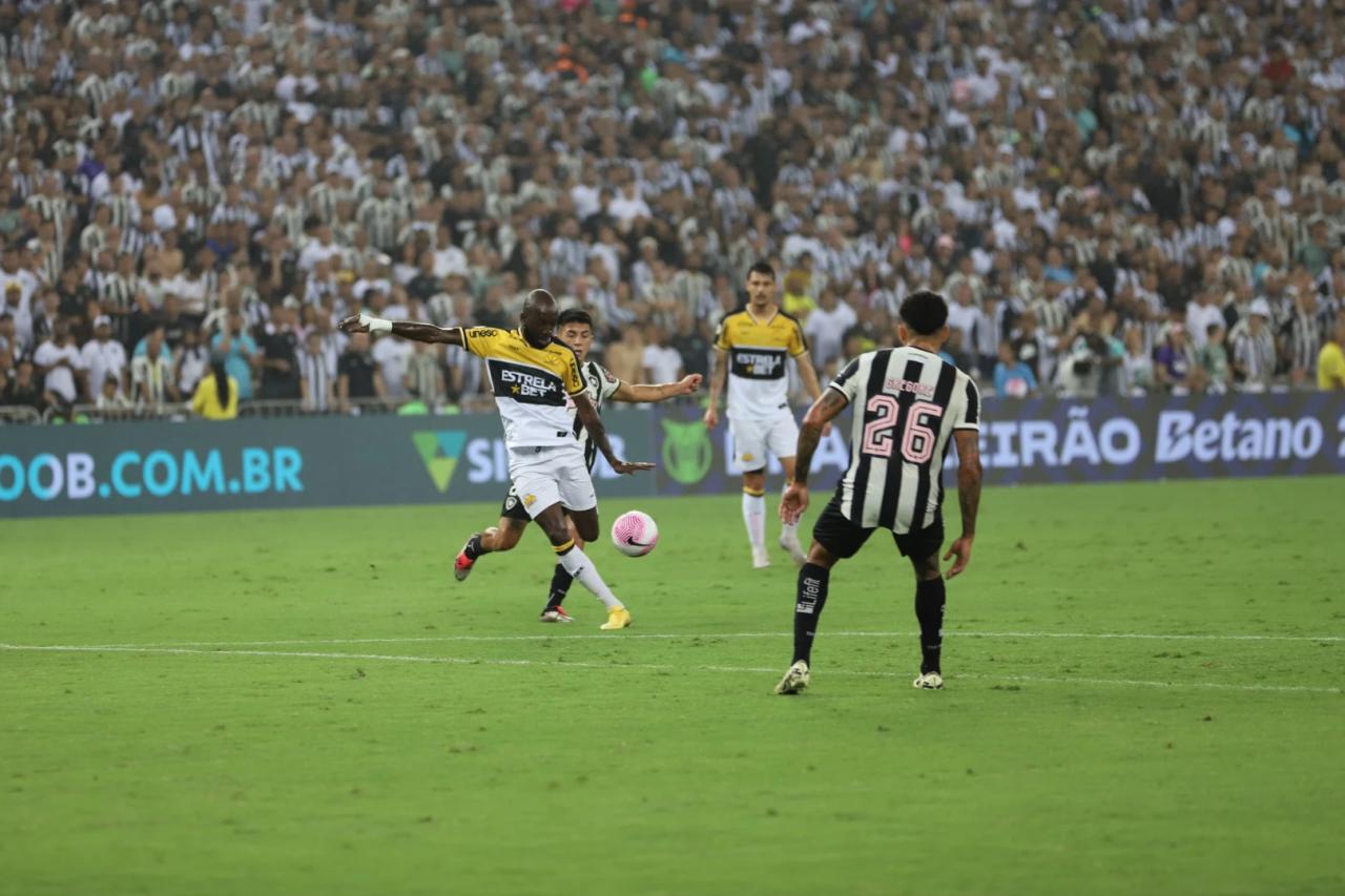 Com gols marcados nos minutos finais, Criciúma e Botafogo empatam no Maracanã