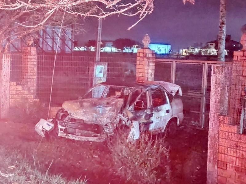 Motorista colide carro em poste ao fugir da polícia e veículo pega fogo