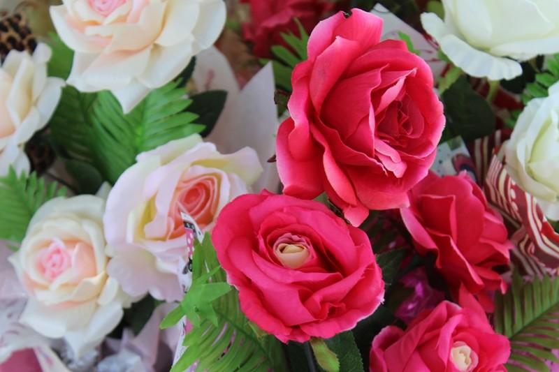 Naturais ou artificiais, venda de flores aquece o Dia de Finados 