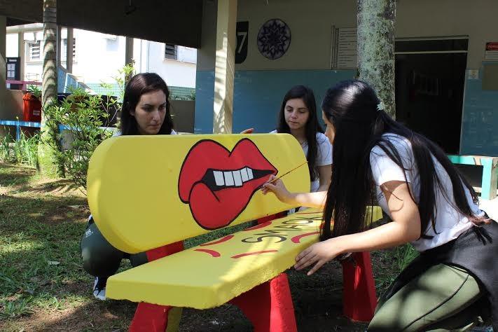 Estudantes da Satc transformam bancos em obras de arte