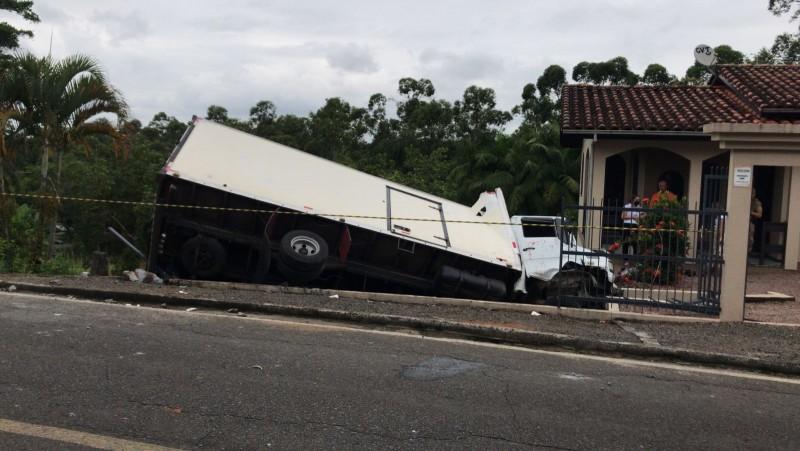 Caminhão invade casa e dois homens ficam feridos no bairro Vila Isabel em Criciúma 