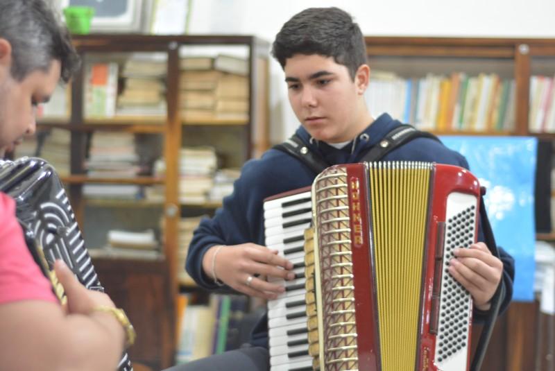 Oficina reúne aprendizes de acordeon todas as quintas