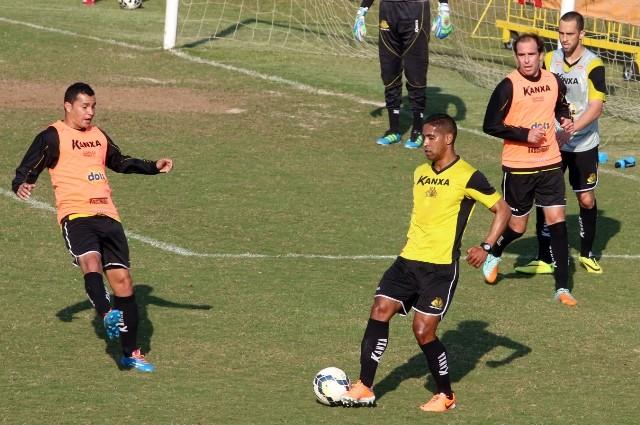 De contrato assinado, Cleber Santana faz primeiro treino no Tigre