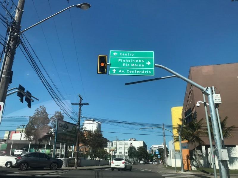 DTT verifica problema com sinaleira intermitente no Centro de Criciúma
