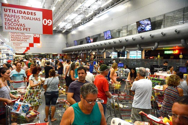Varejo pode deixar de faturar R$ 7,6 bilhões por causa de feriados