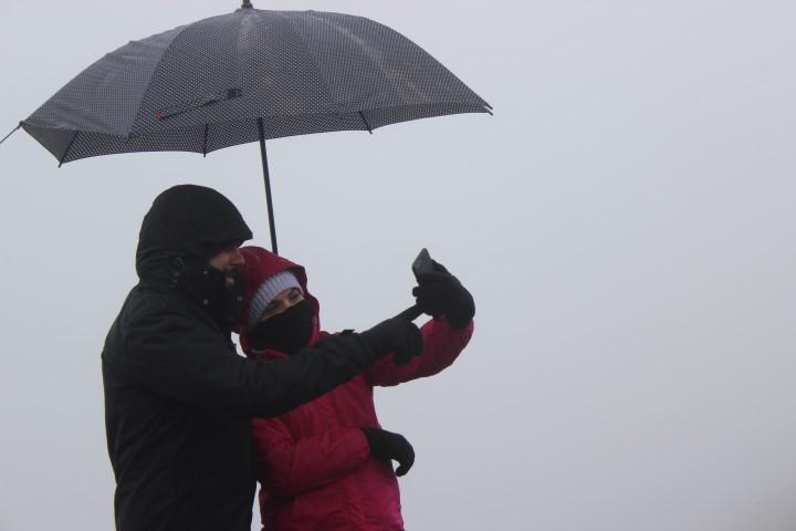 No ponto mais alto do Estado, turistas esperam por horas, mas neve não cai