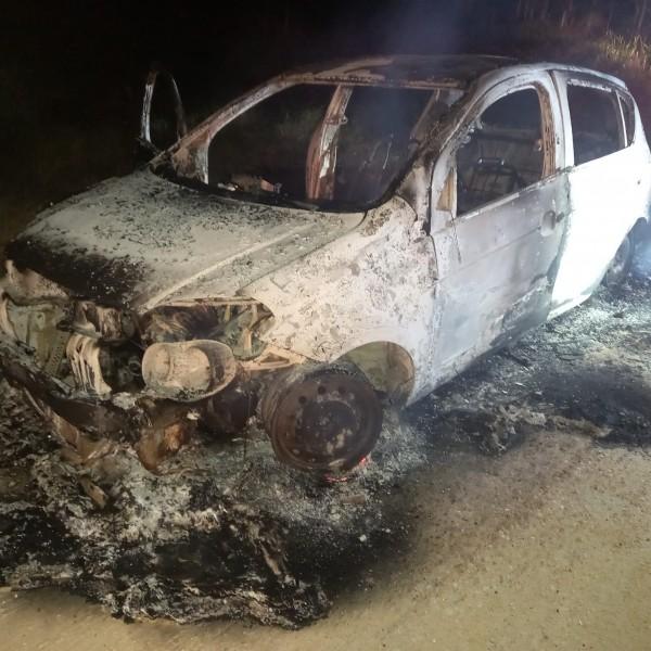 Veículo é destruído por incêndio em Balneário Rincão 