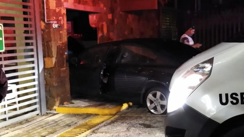 Motorista perde controle de veículo e invade condomínio em Criciúma