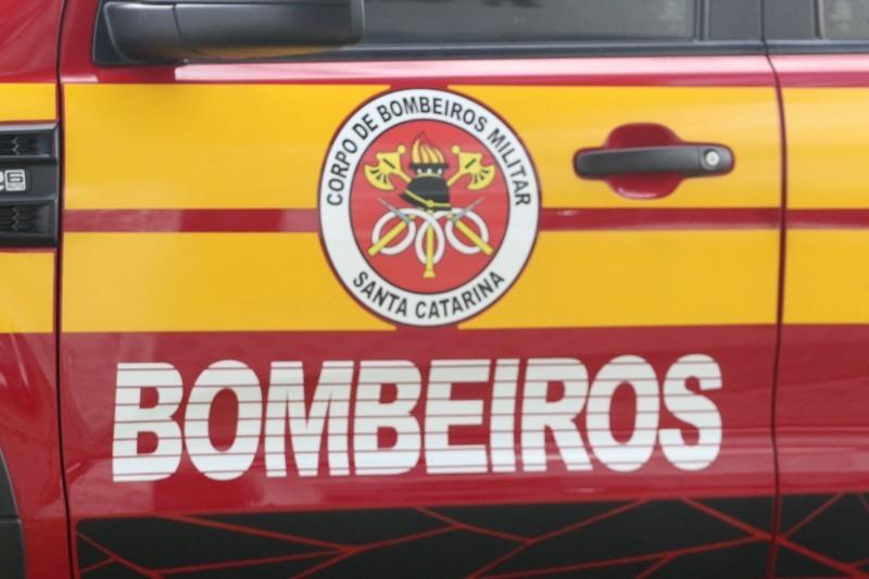 Motociclista fica ferido após perder o controle da direção e colidir contra cerca de arames 