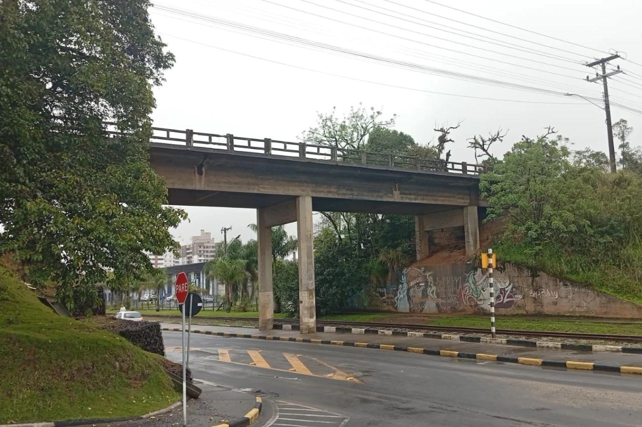 Câmara de Içara cobra avaliação da estrutura de viaduto sobre linha férrea em Içara