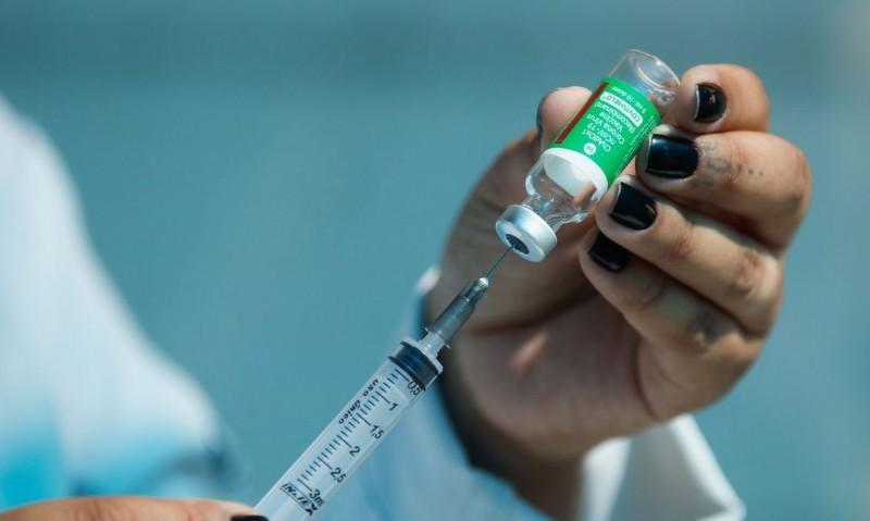 Brasil chega a 80% da população acima de 18 anos com 1ª dose