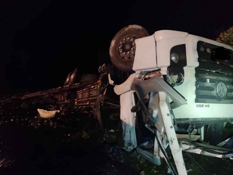 Vídeo: motorista de São Paulo morre após tombar caminhão na Serra catarinense 