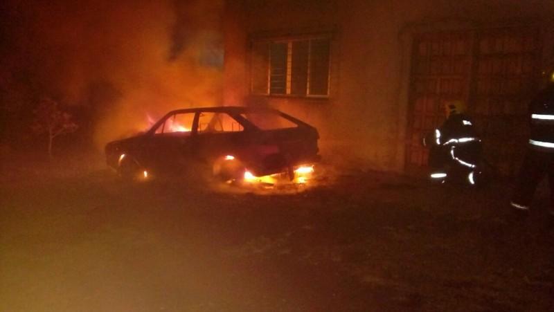 Incêndios em carros são registrados durante a noite na região