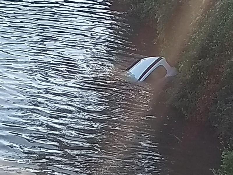Duas idosas são resgatadas após carro cair dentro de rio, em Tubarão