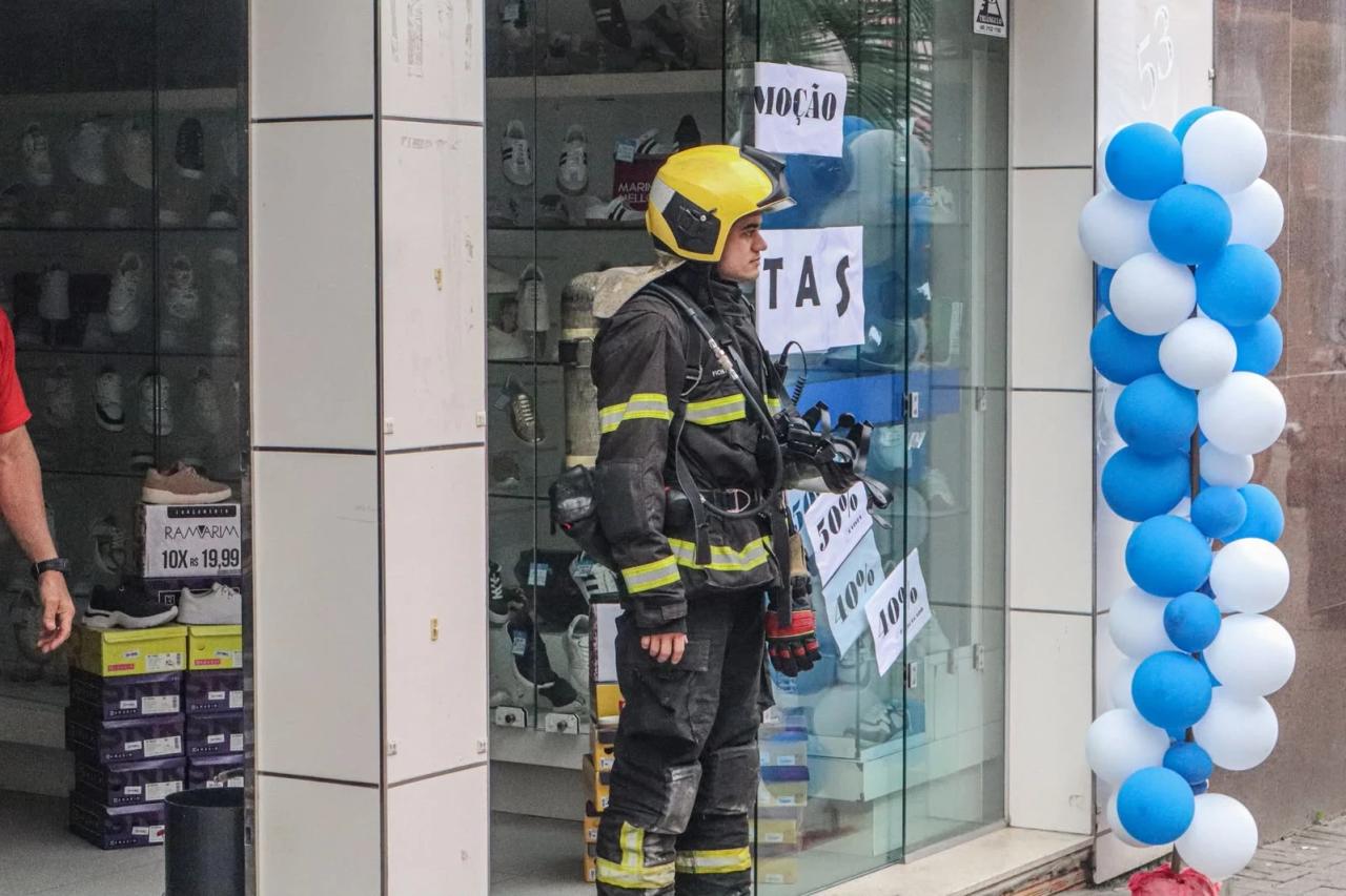 Incêndio em loja de calçados mobiliza bombeiros na Praça Nereu Ramos