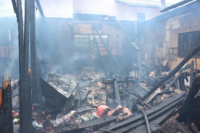 Incêndio deixa casa totalmente destruída