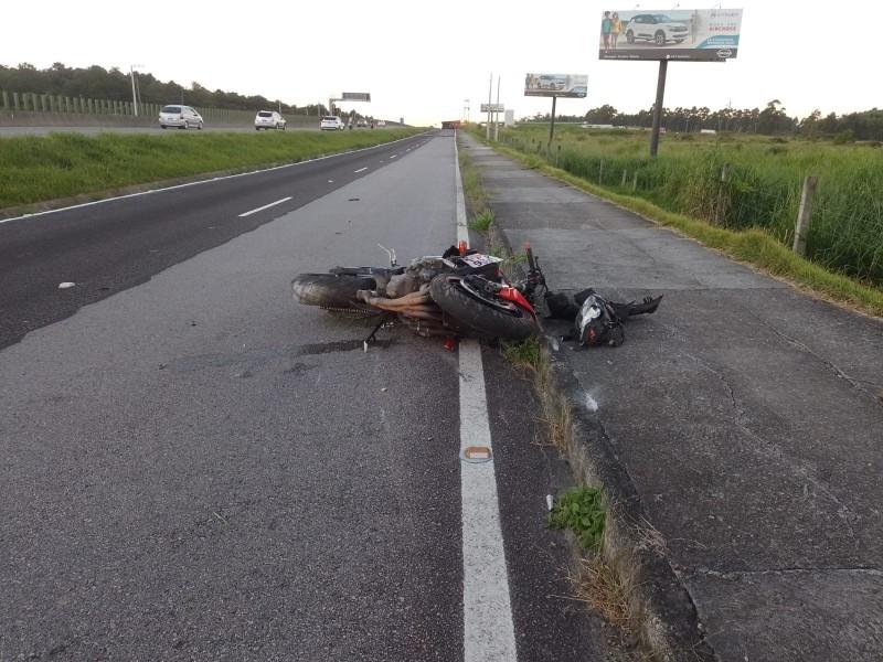 Motociclista morre após perder o controle da direção e cair na BR-101 em Laguna 