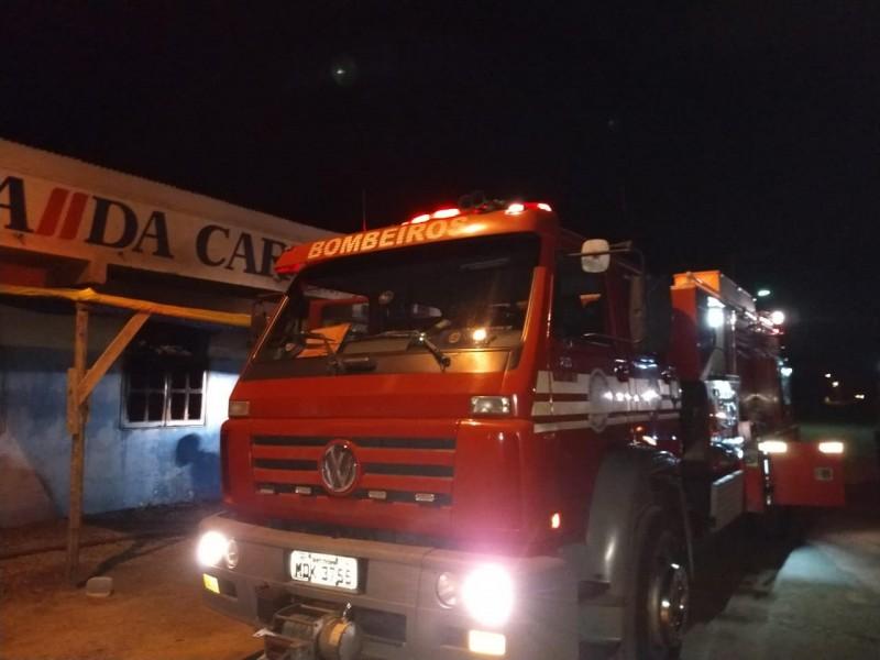 Incêndio atinge residência em Imbituba