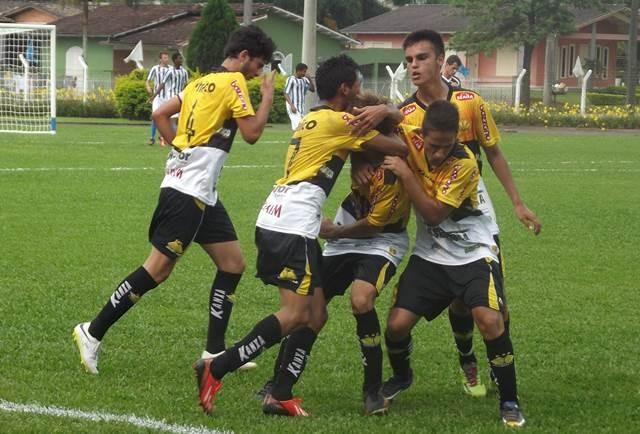 Tigre larga na frente na briga por uma vaga na final do Catarinense Infantil