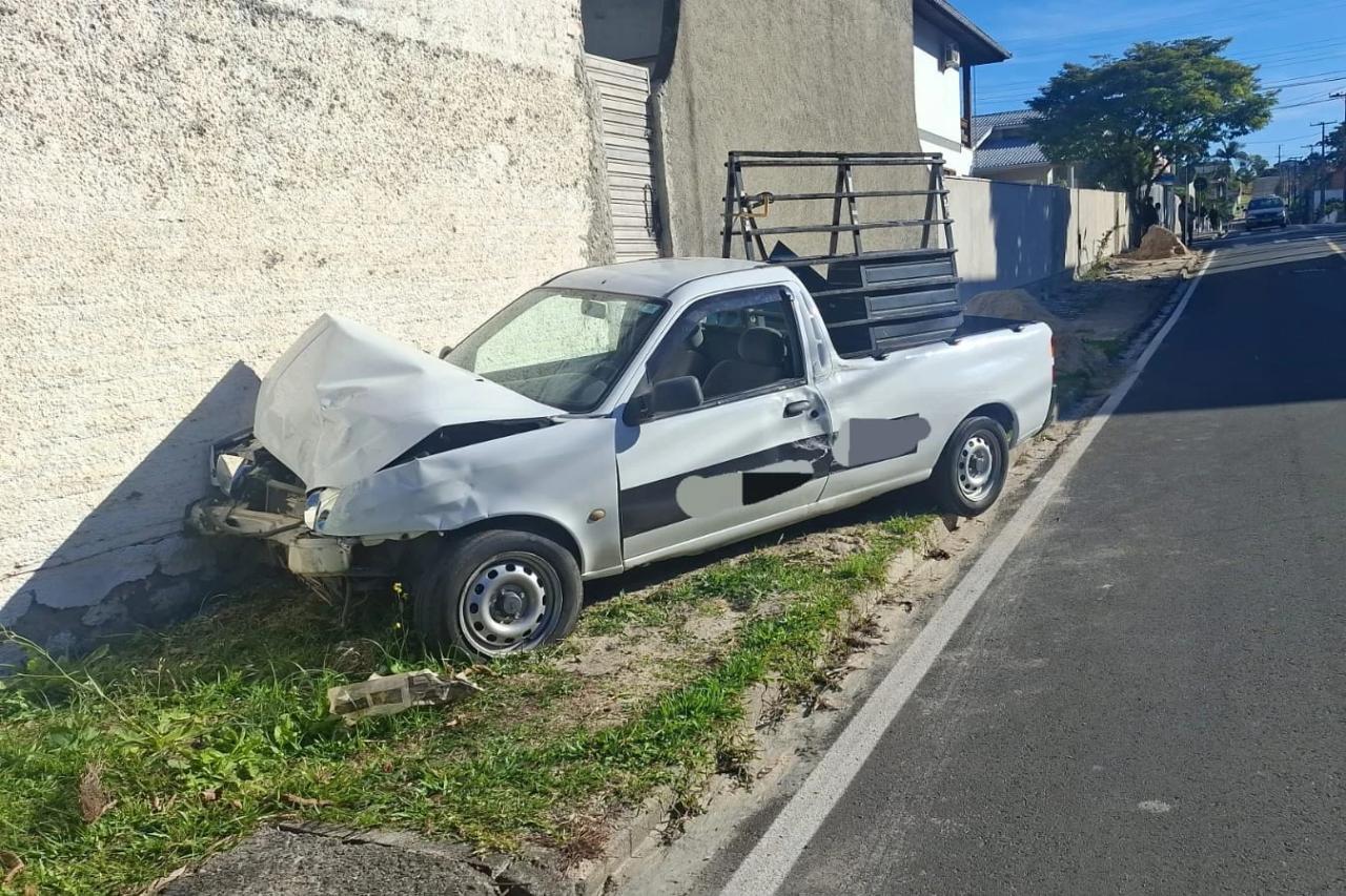 Homem fica ferido após colisão entre dois automóveis em Criciúma