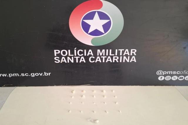 Homem flagrado com porções de cocaína é preso pela PM em Criciúma