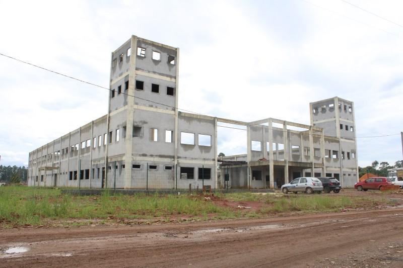 Alteração no local de ginásio causou custo extra com mais de 2 mil caçambas de aterro em Forquilhinha