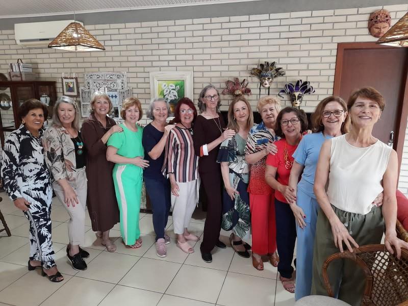 Seximigas Enceram Ano em Almoço Festivo
