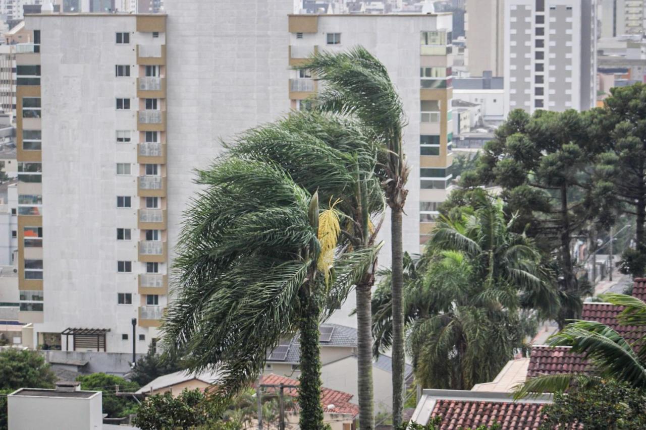 Passagem de ciclone extratropical pode provocar vento forte em Criciúma nesta terça-feira