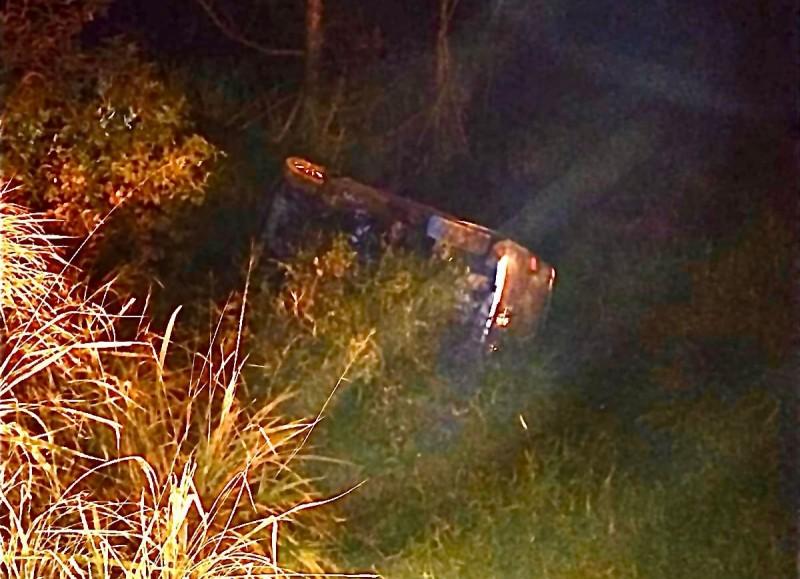 Motorista tomba carro em plantação de arroz 