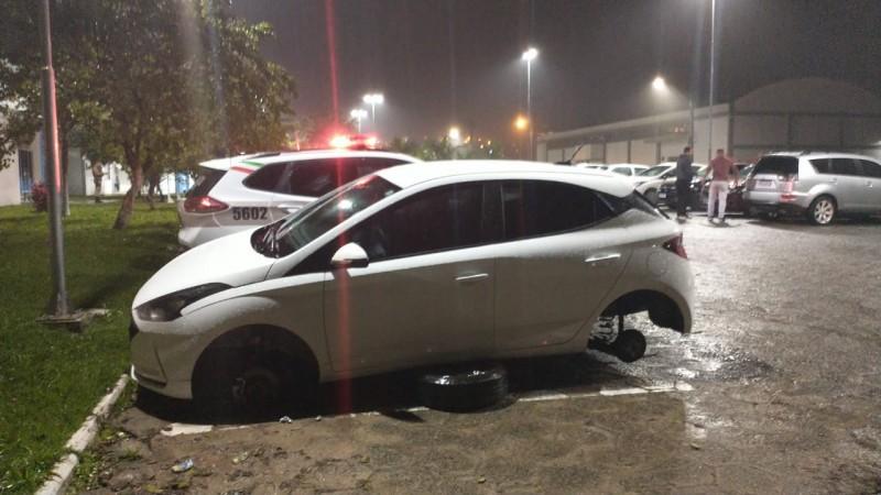 Veículo tem pneus furtados em estacionamento no bairro Rio Maina