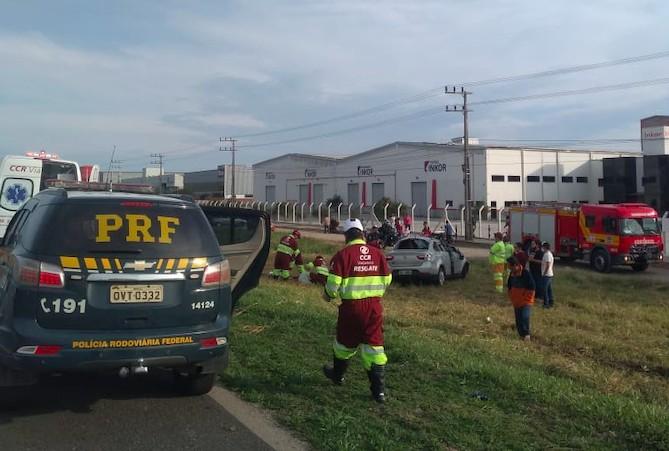 Idosa de 68 anos morre e três pessoas ficam feridas após capotamento de carro na BR-101 em Imbituba