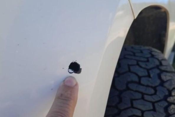 Carro com candidato a prefeito e vice de Jaguaruna é atingido por tiros; PC investiga o caso 