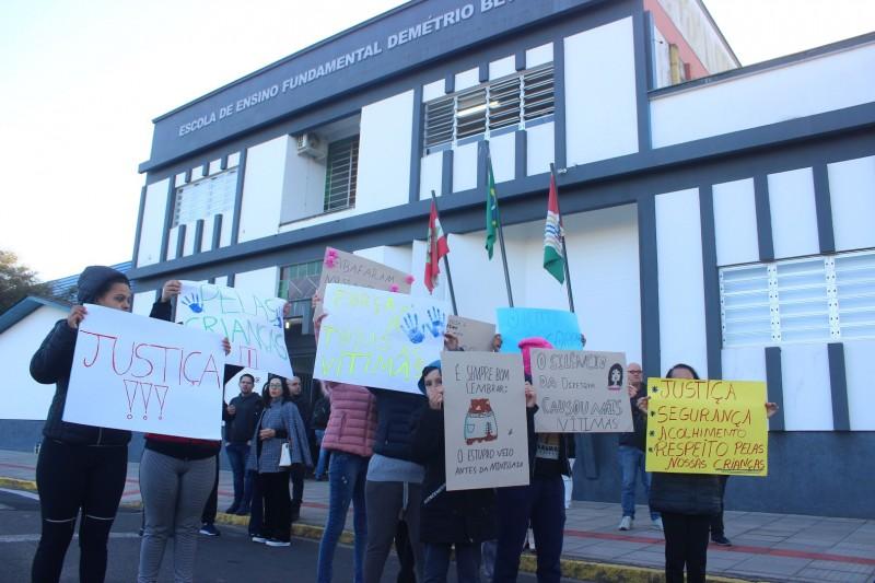 Pais protestam contra direção da escola Demétrio Bettiol e pedem justiça