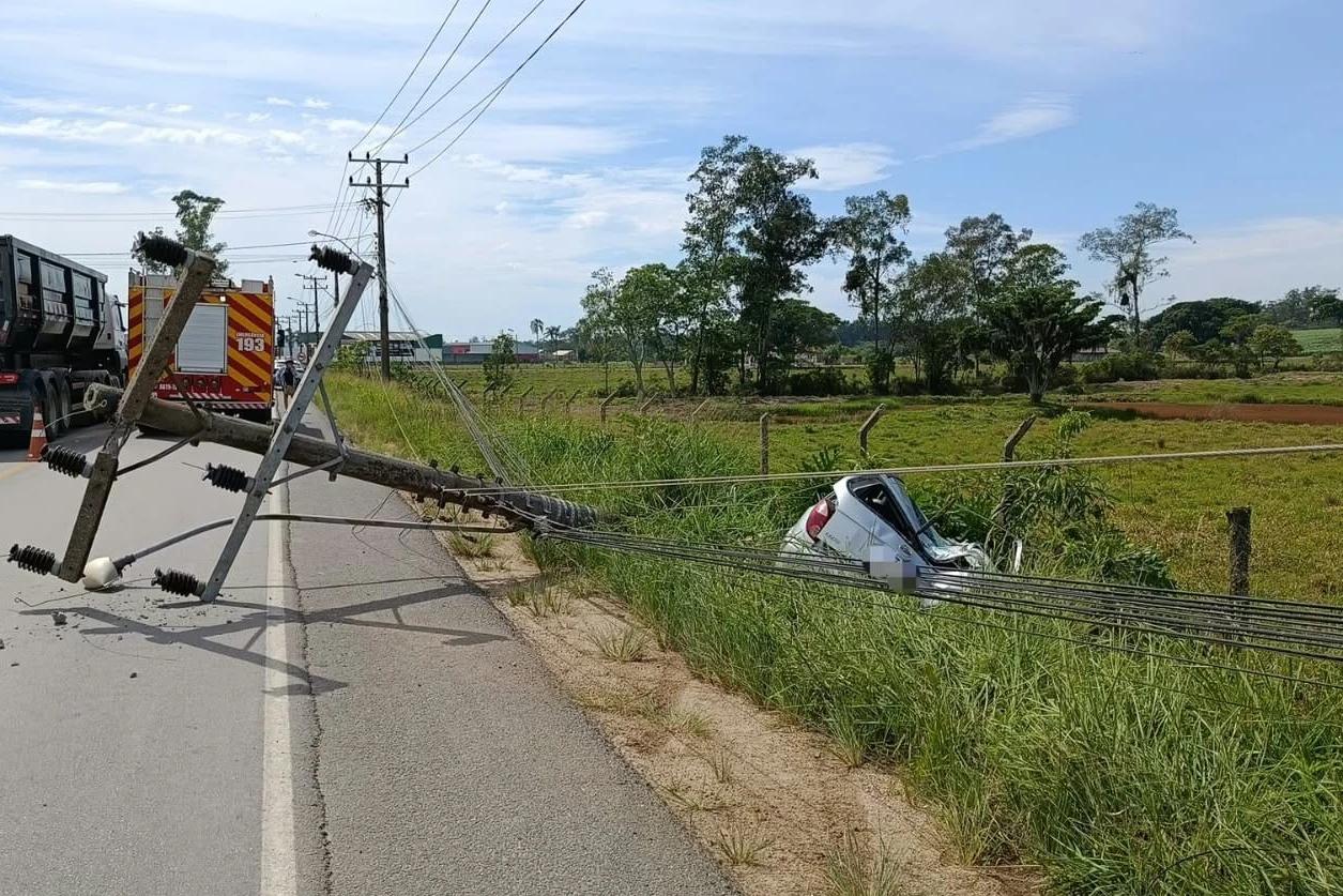 Poste cai sobre carro após acidente na SC-443