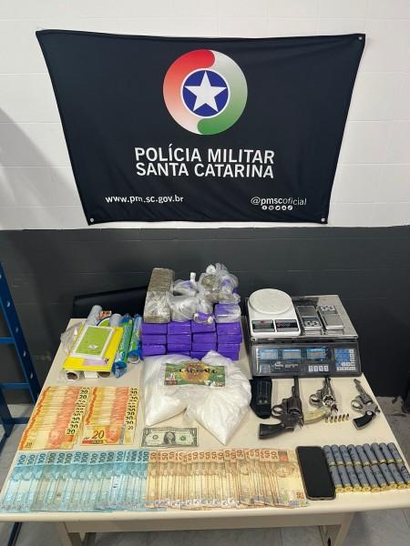 PM apreende 11 quilos de maconha, porções de cocaína e armas de fogo em Criciúma