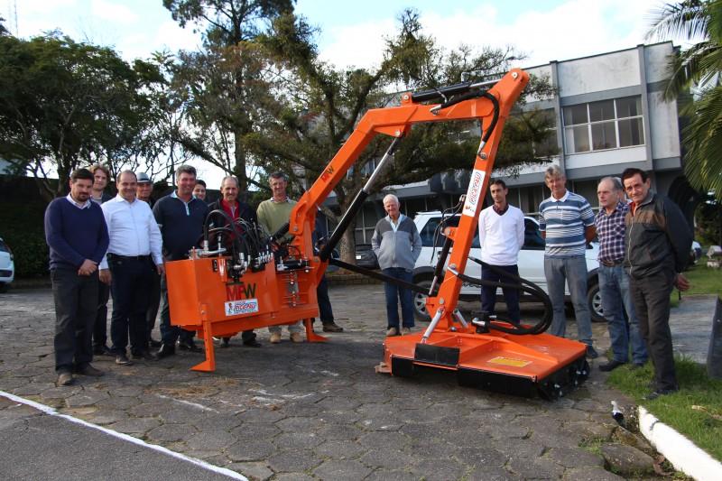 Prefeitura de Lauro Müller entrega roçadeira hidráulica para Secretaria de Agricultur