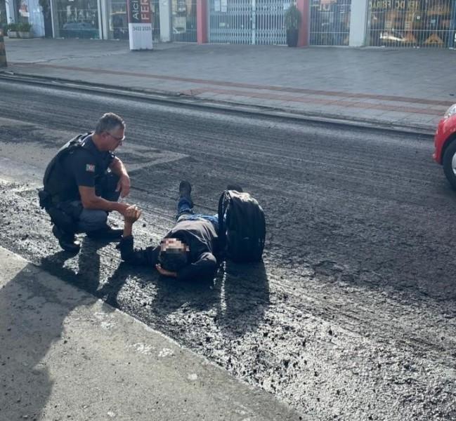 Motociclista fica ferido ao cair na avenida Centenário em Criciúma