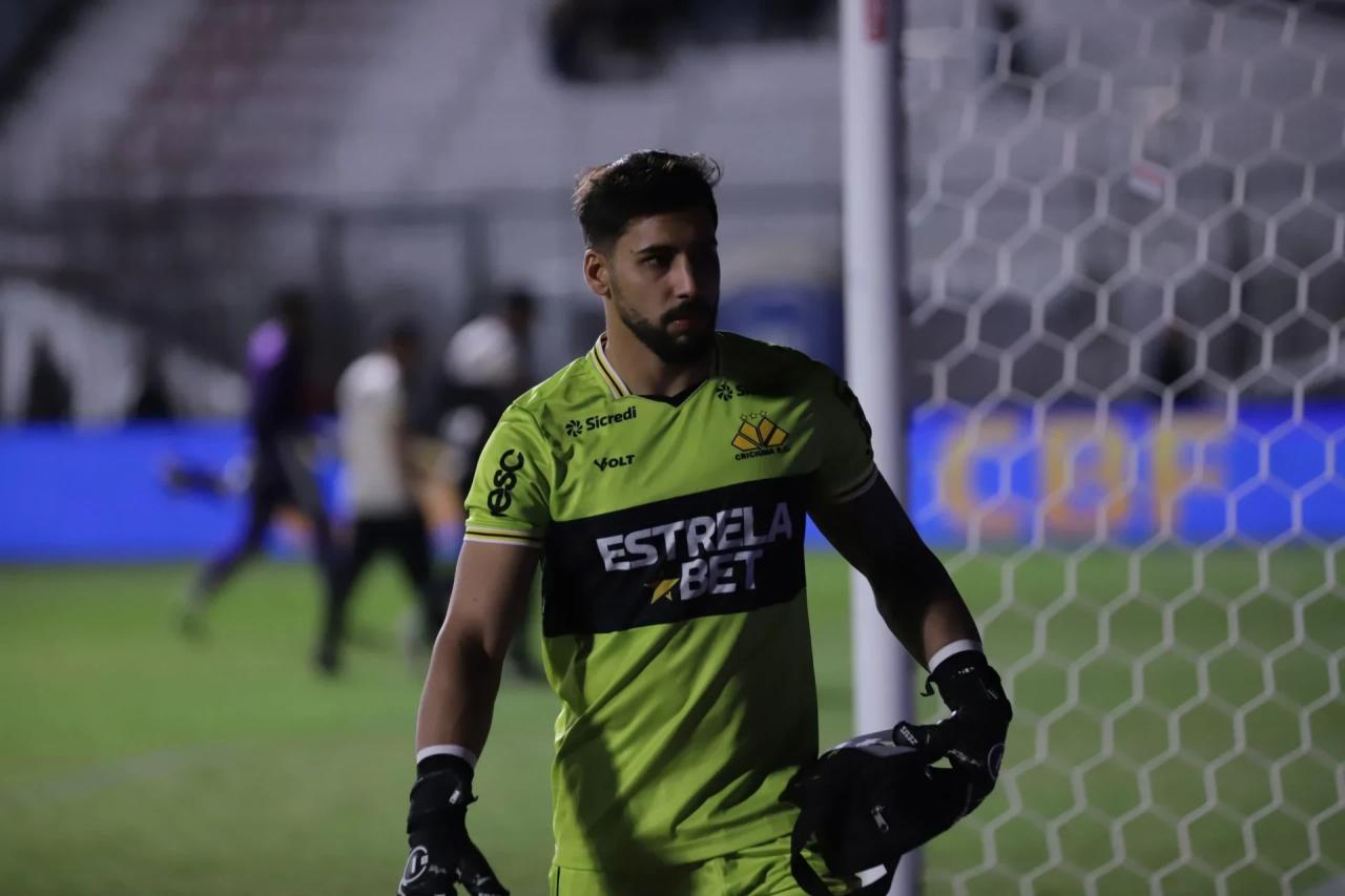 Goleiro do Tigre fará exame nesta quarta-feira após ser substituído durante jogo
